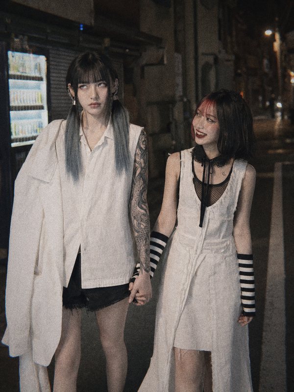 街中に立つ2人のアーティスト写真